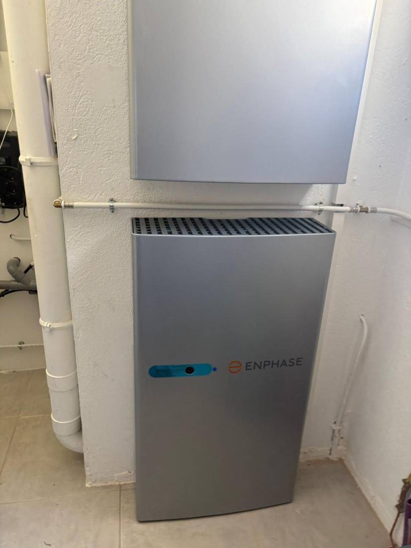Batterie de stockage Enphase installée dans un local technique pour système photovoltaïque à Genève