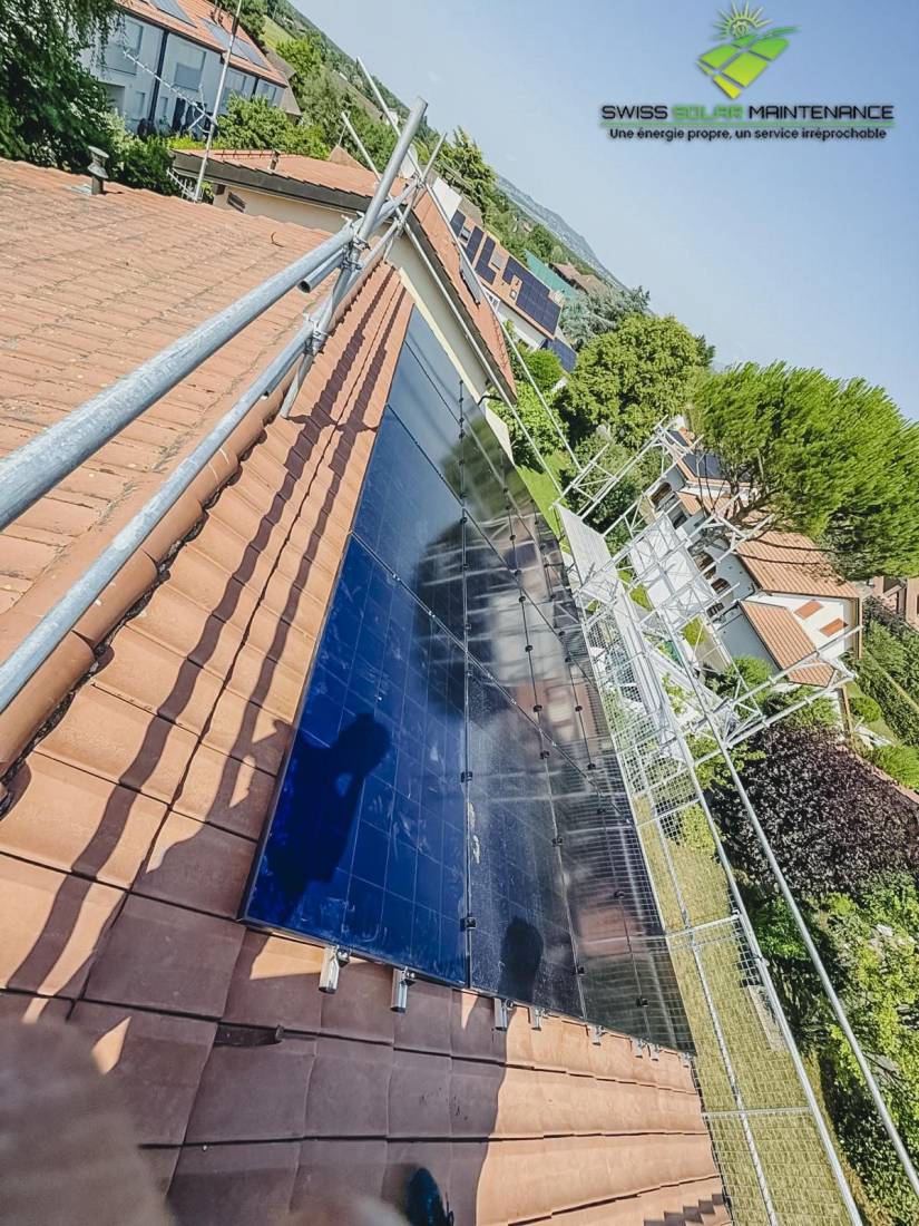 Panneaux solaires posés sur la toiture en tuiles d'une maison avec garde-corps de sécurité à Genève