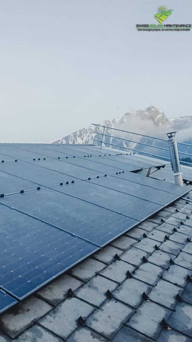 Panneaux solaires installés sur un chalet de montagne en Suisse