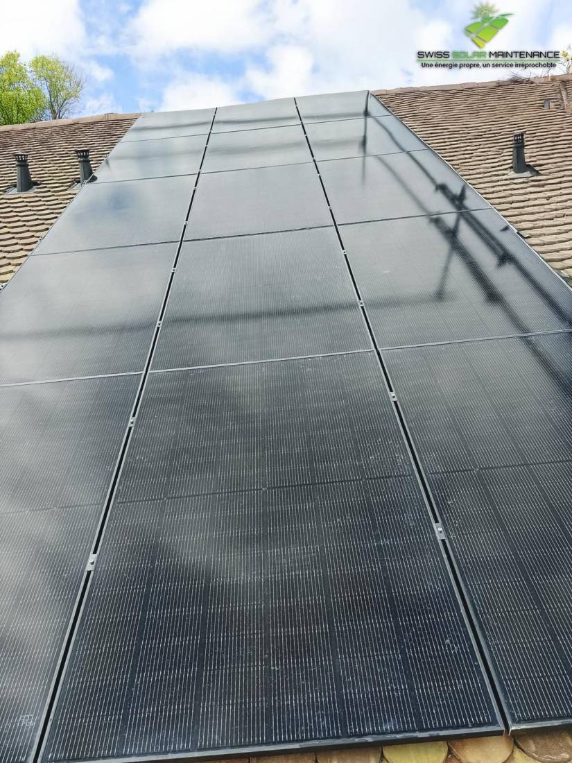 Panneaux solaires full black couvrant une toiture en pente, intégration esthétique en Suisse romande